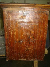 Côté du cabinet aprés dépose de la marqueterie.