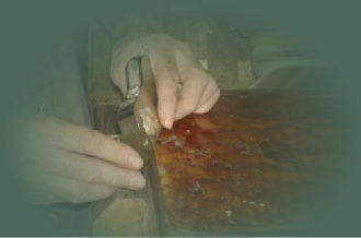 Réfection en ébène de l'entourage du dessus d'une cave à liqueur Napoléon III..