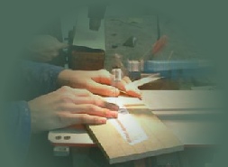 Découpe d'une marqueterie.