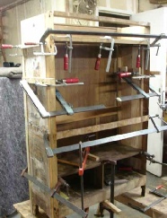 Recollage et mise sous presse du secrétaire.