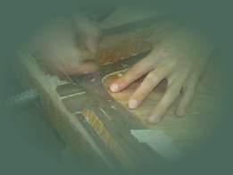 Restauration de la marqueterie d'un secrétaire.