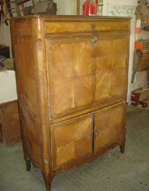 Le même secrétaire après restauration. Notez que le meuble n'est pas teinté, et qu'il s'agit de la vraie couleur naturelle du bois!