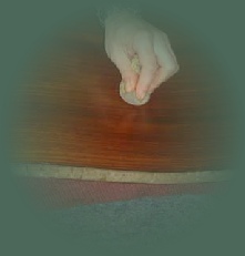 Vernis au tampon d'une porte de buffet 1930.